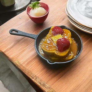 Vela de Torrada Francesa de Morango para Frigideira – Vela de Sobremesa Realista para Café da Manhã com Gel de Xarope de Bordo | Cera Para-Soy | 10 oz