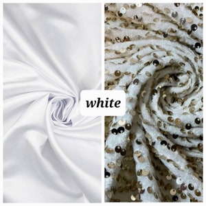 Puede incluir: Dos muestras de tela, una de sat&eacute;n blanco y otra de tela blanca con lentejuelas doradas. La palabra "blanco" est&aacute; escrita en negro en la imagen.