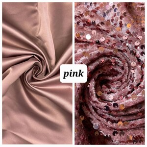 Puede incluir: Dos muestras de tela, una es un sat&eacute;n rosa liso y la otra es un terciopelo rosa con lentejuelas.