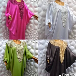 Puede incluir: Cuatro kaftanes de diferentes colores con adornos de lentejuelas. Los kaftanes son rosa, blanco, verde y negro.