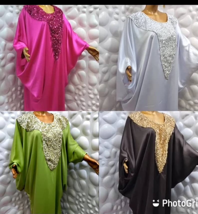 Puede incluir: Cuatro kaftanes de diferentes colores con adornos de lentejuelas. Los kaftanes son rosa, blanco, verde y negro.