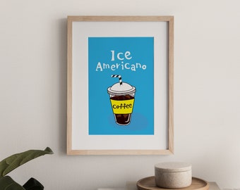 Op de afbeelding: Een ingelijste print met een illustratie van een ijskoude Americano-koffie. Het kunstwerk toont een doorzichtige plastic beker gevuld met koffie en ijs, een geel label met het woord "Coffee" en een zwart-wit gestreepte rietje. De achtergrond is helderblauw.