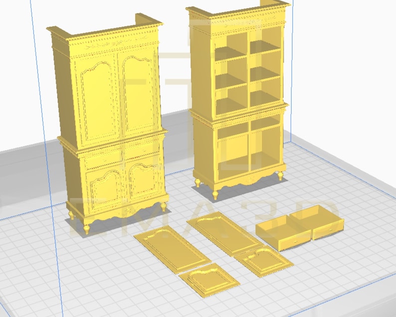 Puede incluir: Un conjunto de dos armarios de madera con puertas de vidrio y estantes. Los armarios son de madera clara y tienen tallas intrincadas. El conjunto tambi&eacute;n incluye varias frentes de cajones y paneles de puerta.