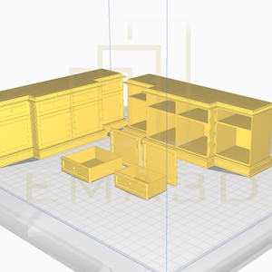 Puede incluir: Un conjunto de armarios de madera con cajones y estantes. Los armarios son de color amarillo claro y tienen detalles intrincados. Los armarios est&aacute;n dispuestos en forma de U.