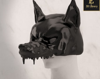 Pode incluir: Uma máscara de lobo preta com bordas pingando. A máscara é feita de um material liso e brilhante e tem um rosto de lobo realista.