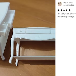 Puede incluir: Dos mesas consola en miniatura blancas con cajones y un estante. Las mesas son de pl&aacute;stico e impresas en 3D.