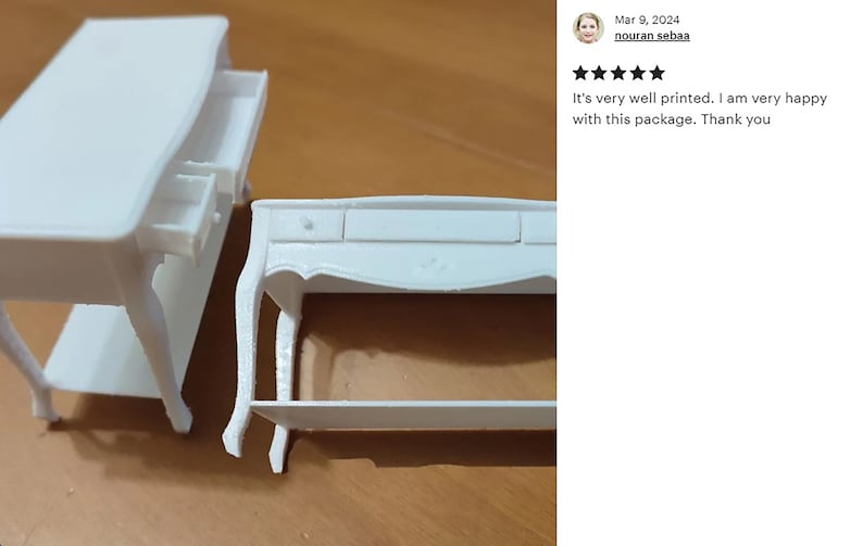 Puede incluir: Dos mesas consola en miniatura blancas con cajones y un estante. Las mesas son de pl&aacute;stico e impresas en 3D.