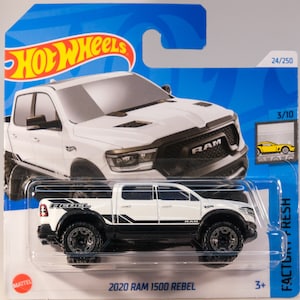 Op de afbeelding: Witte 2020 Ram 1500 Rebel pick-up truck speelgoedauto, onderdeel van de Hot Wheels Factory Fresh-serie, nummer 24/250, 3/10.