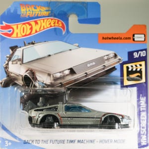 Può includere: Un modellino Hot Wheels della macchina del tempo di Back to the Future in modalità volo, confezionato in un blister blu e arancione. L'auto giocattolo argentata presenta finestrini blu e dettagli rossi sui passaruota.