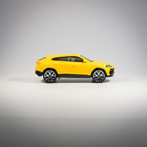 Hot Wheels &#39;17 Lamborghini Urus - HW Exotics