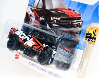 Hot Wheels '19 Chevy Silverado Trail Boss LT – Baja Blazers Serie 7/10, Kurzkarte, Mattel 2022