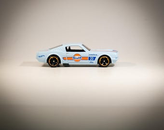 Hot Wheels '65 Mustang Fastback (pintura GULF)