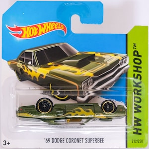 Op de afbeelding: Groene Hot Wheels auto Dodge Coronet Superbee uit 1969 met gele vlammen. De auto staat op een blauwe en witte kaart met het Hot Wheels logo en de tekst "HW WORKSHOP". De auto is nummer 212/250.