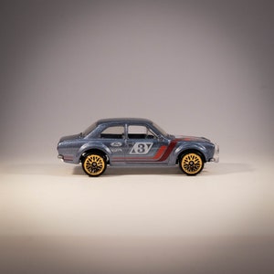 Hot Wheels &#39;70 Ford Escort RS1600 - 2021 Nightburnerz 5 pacotes