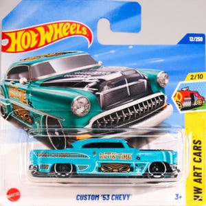 Peut inclure: Une voiture Hot Wheels Chevrolet 1953 bleu turquoise avec un motif tiki et les mots "HW Tiki Time" sur le côté. La voiture fait partie de la série Hot Wheels Art Cars.