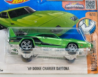Hot Wheels 2008 Team Muscle Mania #135 – 1:64 Scale Green 69 Dodge Charger Diecast Car - View #5
