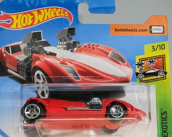 Könnte beinhalten: Ein rotes Hot Wheels Twin Mill Druckgussauto in einer transparenten Kunststoffverpackung. Das Auto hat ein Doppelmotoren-Design und gehört zur HW Exotics-Serie. Die Verpackung enthält den Text "TRACK STARS" und "3/10".