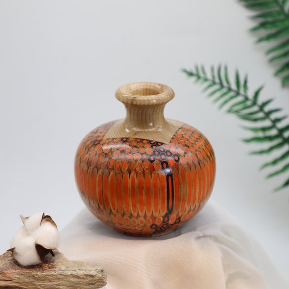 手作り色鉛筆花瓶：ヘンリー・ルによる木製芯のドライフラワー花瓶