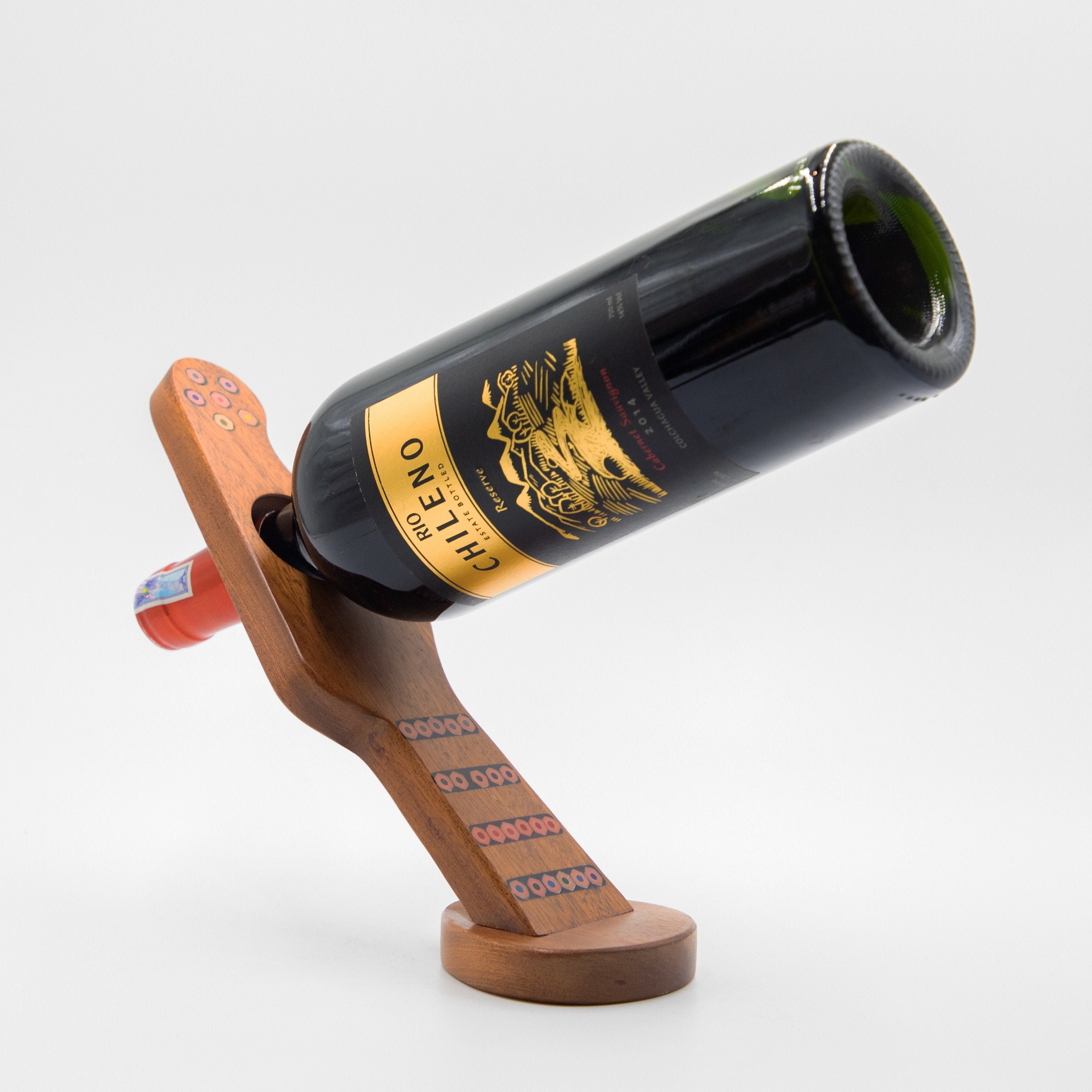 porte-bouteille de vin au crayon couleur - forme guitare équilibrage support défiant la gravité bois coulé en résine transparente par henry le