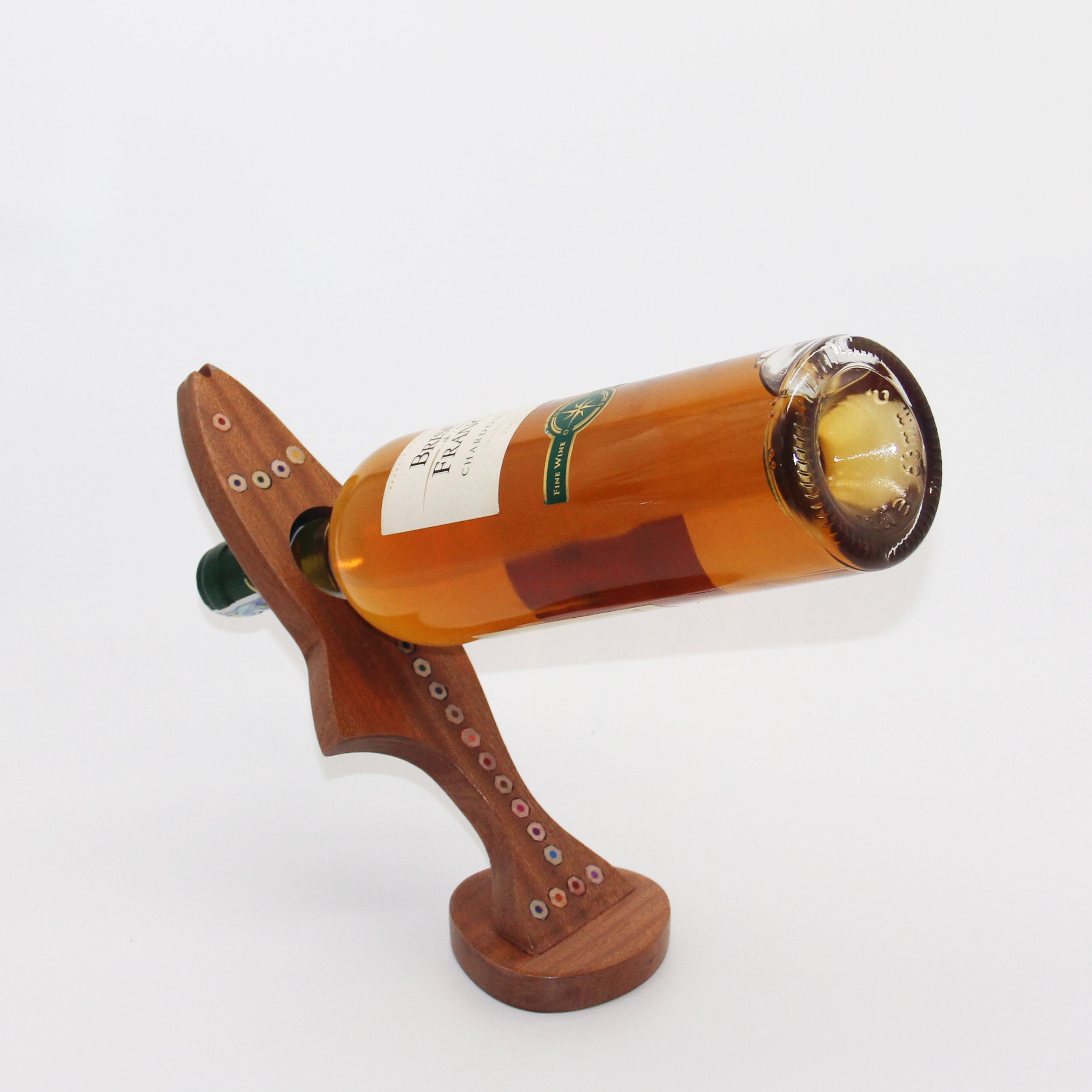porte-bouteille de vin au crayon couleur - équilibrage en forme saumon sur pied casier à bois coulé résine transparente par henry le design