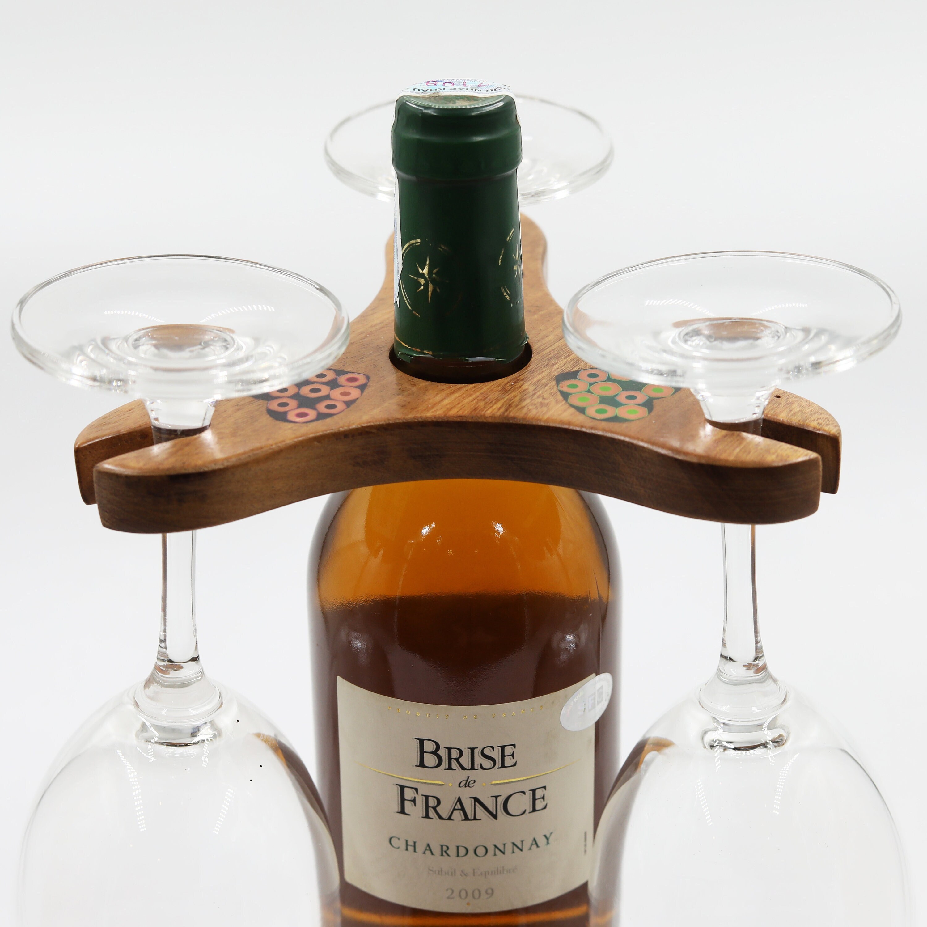 porte-bouteille de vin triangle crayon couleur avec 3 verres à pied long - casier en bois coulé résine transparente par henry le design