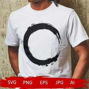 Könnte beinhalten: Ein weißes T-Shirt mit einem schwarzen Kreisdesign. Der Kreis besteht aus einer dicken, pinselstrichartigen Linie.