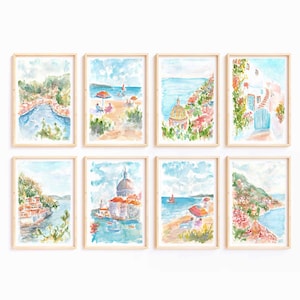 以下が含まれることがあります： 海岸の町の風景を描いた水彩画8点セット。絵画には、カラフルな建物、ボート、海が描かれています。