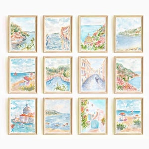 以下が含まれることがあります： 海岸の町のさまざまなシーンを描いた水彩画12点セット。絵画には、建物、ボート、水、空が青、緑、ピンク、黄色の色合いで描かれています。