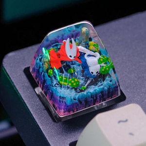 Handmade Resin Hol.low Kni.ght Artisan Keycap – Cute Anime Keycap, Custom ESC Keycap for Mechanical Keyboard, Gaming Gift, Halloween Gift