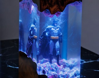 Lámpara de resina hecha a mano con diseño de héroe: luz nocturna personalizada, escultura artística de resina epoxi, decoración de escritorio única, regalo para fans de los cómics, regalo para niños, regalos de Navidad.
