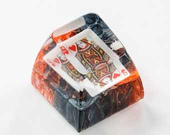 Tecla artesanal de resina con forma de carta de póker, diseño de la Reina de Corazones, ideal para teclados mecánicos. Regalo único para gamers.