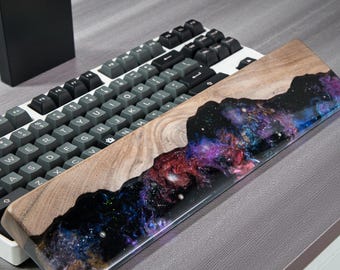 Handgemachte Galaxy-Handballenauflage aus Harz - Walnussholz-Tastatur-Handballenauflage, benutzerdefinierte ergonomische Handballenauflage für mechanische Tastatur, einzigartiges Weltraumgeschenk