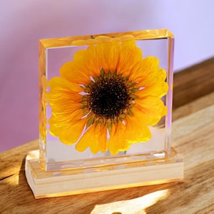 Sunflower Resin Lamp, Sunflower lights shine brightly in the night, Flower resin lamp, Floral epoxy lamp, bedside lamp, Christmas Gift