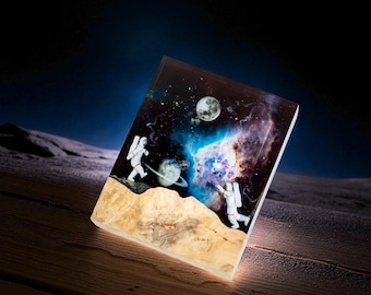 Drewniana lampa astronauta Księżyc Międzygwiezdny, spersonalizowany prezent dla niego, żywiczna lampka nocna, galaktyczna lampka nocna, lampa wszechświata, prezent świąteczny