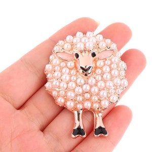 Sweet little Sheep brooch. Sheep pin, fun brooch, gift for animal lovers