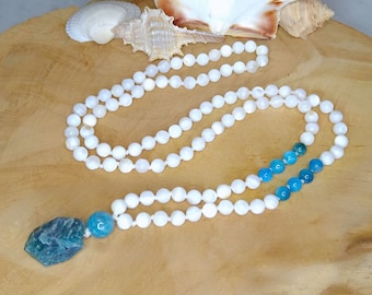 Collier long mala Apatite et perles de nacre / pendentif pierre brute, collier long noué Style Mala 108 Perles 6mm