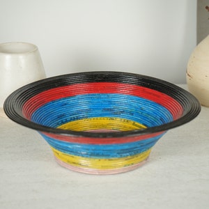 Riciclare le ciotole di giornale, l'arte della ciotola Quilling, il cesto di frutta, le ciotole di carta, l'arte del riciclo, l'arredamento della tavola, l'ornamento domestico, il regalo di riciclo, il set da cucina