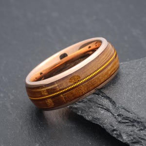 Anello di nozze in legno con corda di chitarra e botte di whisky, fascia in tungsteno oro rosa da 8 mm, anello di promessa per musicista, anello di fidanzamento unico da uomo