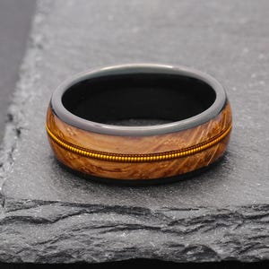 Anello da uomo con corda di chitarra, a forma di botte di whisky, in tungsteno nero con intarsi in legno, anello da chitarrista da 8 mm, anello di promessa unico per lui.