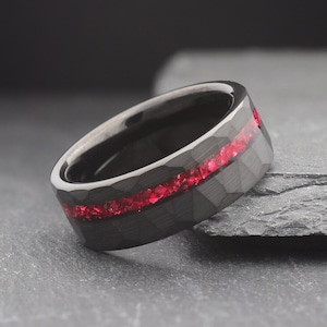 Alliance noire pour homme rubis rouge broyé, bague martelée en carbure de tungstène, alliance pour homme 8 mm, bague de promesse unique pour pierre de naissance