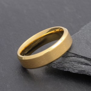 Gouden titanium ring met afgeschuinde rand, minimalistische comfortabele pasvorm trouwring, geborstelde middenafwerking, klassieke gegraveerde ring van 6 mm voor heren