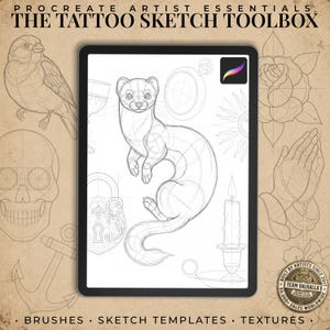 Könnte beinhalten: Ein digitaler Tablet-Bildschirm mit einer schwarz-weißen Linienskizze eines Wiesels, umgeben von verschiedenen Tattoo-Zeichnungen wie einem Vogel, Totenkopf, Anker, einer Rose und betenden Händen auf einem strukturierten beigen Hintergrund mit Text.