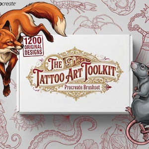 Może przedstawiać: Białe pudełko z napisem "The Tattoo Art Toolkit" i "1200 Original Designs" otoczone ilustracjami lisa, szczura i innych wzorów w stylu tatuażu. Pudełko ma dekoracyjny złoty i bordowy wzór.