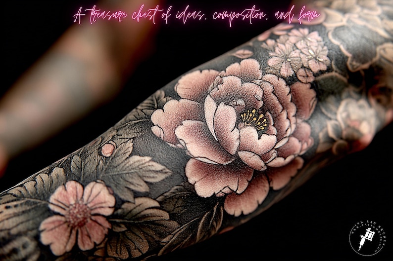 Pu&ograve; includere: Tatuaggio dettagliato di un fiore di peonia e altri elementi floreali su un braccio. Il tatuaggio presenta una grande peonia rosa con dettagli intricati, circondata da foglie e fiori pi&ugrave; piccoli. Il testo "A treasure chest of ideas, composition, and form" &egrave; sopra.