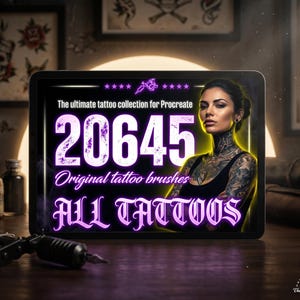 Puede incluir: Una tableta digital muestra el texto "The ultimate tattoo collection for Procreate" y "20645 Original tattoo brushes ALL TATTOOS". Una mujer tatuada está en la pantalla. Una máquina de tatuar y frascos de tinta están en primer plano.
