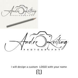 Könnte beinhalten: Ein individuelles Logo-Design mit dem Text Andre Kesting Photography in schwarzer Schreibschrift, wobei ein Kamera-Symbol in den Schriftzug integriert ist. Das Design ist auf weißem Grund mit einem Bleistift und einem Monogramm abgebildet.
