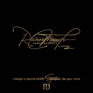 Könnte beinhalten: Goldenes Signatur-Logo auf schwarzem Hintergrund. Die Signatur lautet "Rainer Mauch PHOTOGRAPHER" in eleganter Schrift. Darunter steht "I design a special LOGO Signature for your name" mit einem Logo.