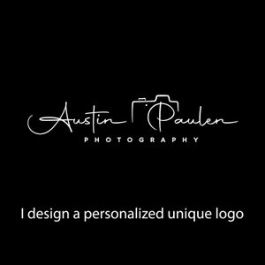 Può includere: Un design di logo bianco per un'azienda di fotografia chiamata "Austin Paulen Photography". Il logo presenta un'icona della fotocamera stilizzata e un carattere di scrittura a mano.