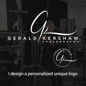 Puede incluir: Un diseño de logotipo con el texto blanco estilizado GERALD KERSHAW PHOTOGRAPHY y un gran monograma GK en cursiva. También hay una versión circular del logotipo. El texto I design a personalized unique logo aparece en la parte inferior.