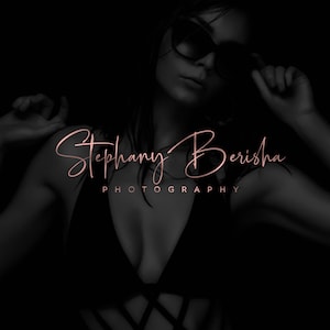 Könnte beinhalten: Schwarzweißporträt einer Frau mit Sonnenbrille und schwarzem Badeanzug. Der Text "Stephany Berisha PHOTOGRAPHY" ist in rosa Schrift unter der Frau geschrieben.